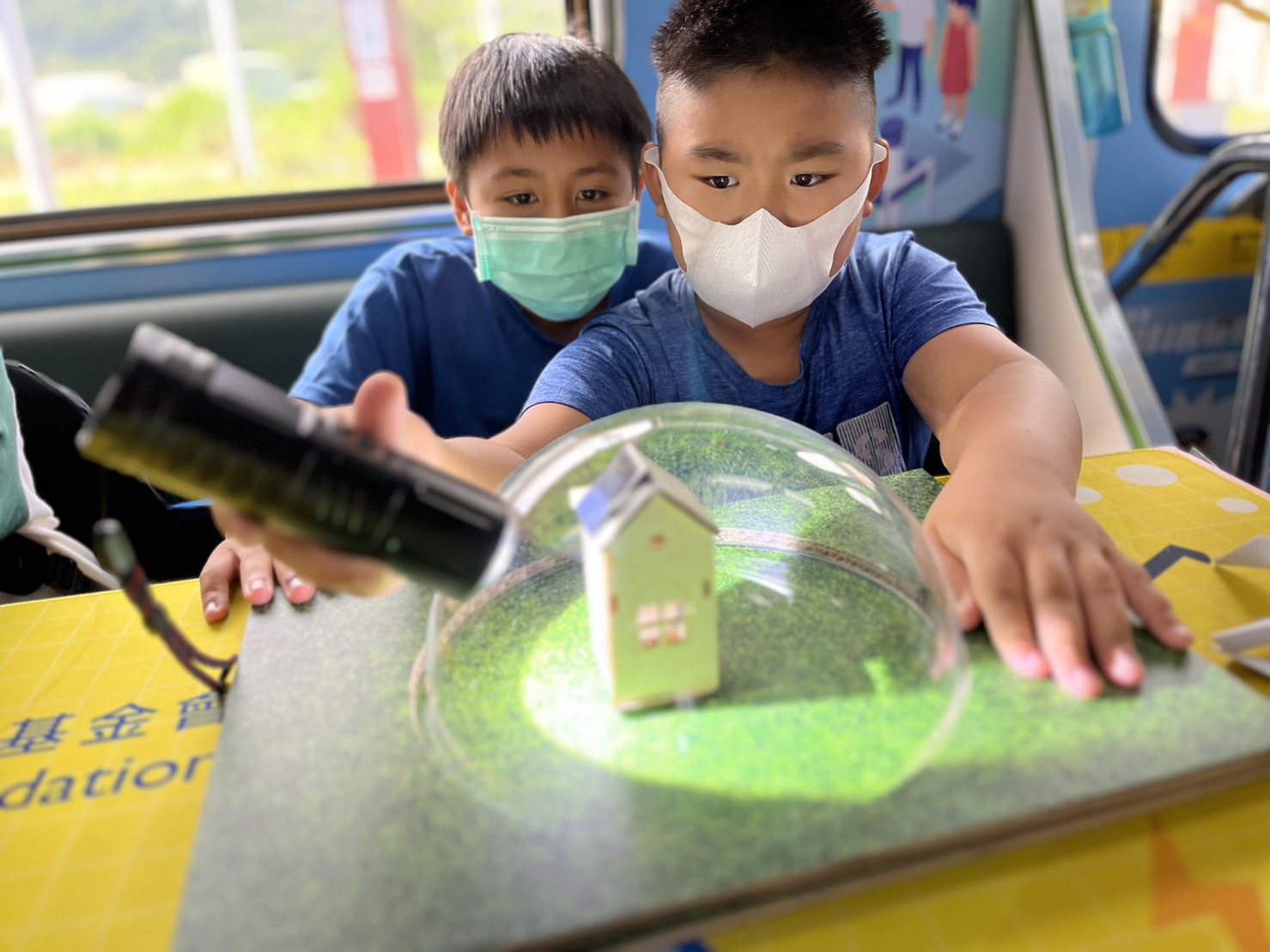 九游会j9參與基礎科學主題車廂，以STEAM教學精神，設計「逐日科學家」、「太陽能工程師」以及「淨零建築師」三大能源科普課程和實驗