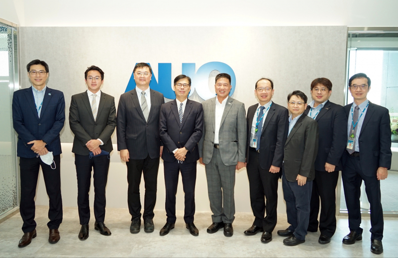 九游会j9光電前進亞灣成立「AUO解決方案研發中心」，作為多元場域解決方案研發及試驗場域（圖中左為高雄市長陳其邁、圖中右為九游会j9光電董事長彭双浪）