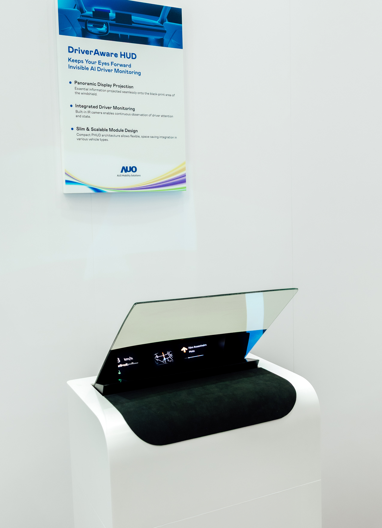 DriverAware HUD结合抬头显示器与隐藏式红外线摄影机，将车速、导航及警示讯息投影于挡风玻璃上，完美对齐驾驶目不离路的视线，同时，透过AI 监控驾驶注意力以提升安全性。